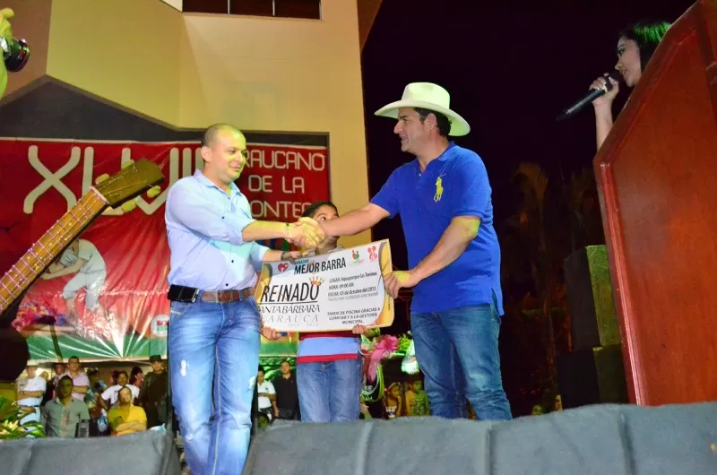 Presentador de Caracol Televisión, entregó el premio a la mejor barra, la de la Ese Jaime Alvarado y Castilla.